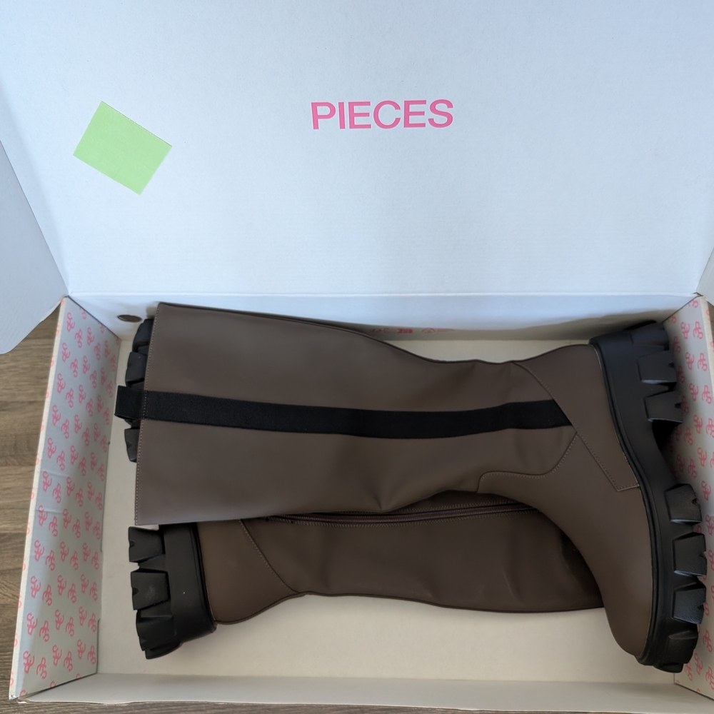 Fossil Women's Brown and Black Boots